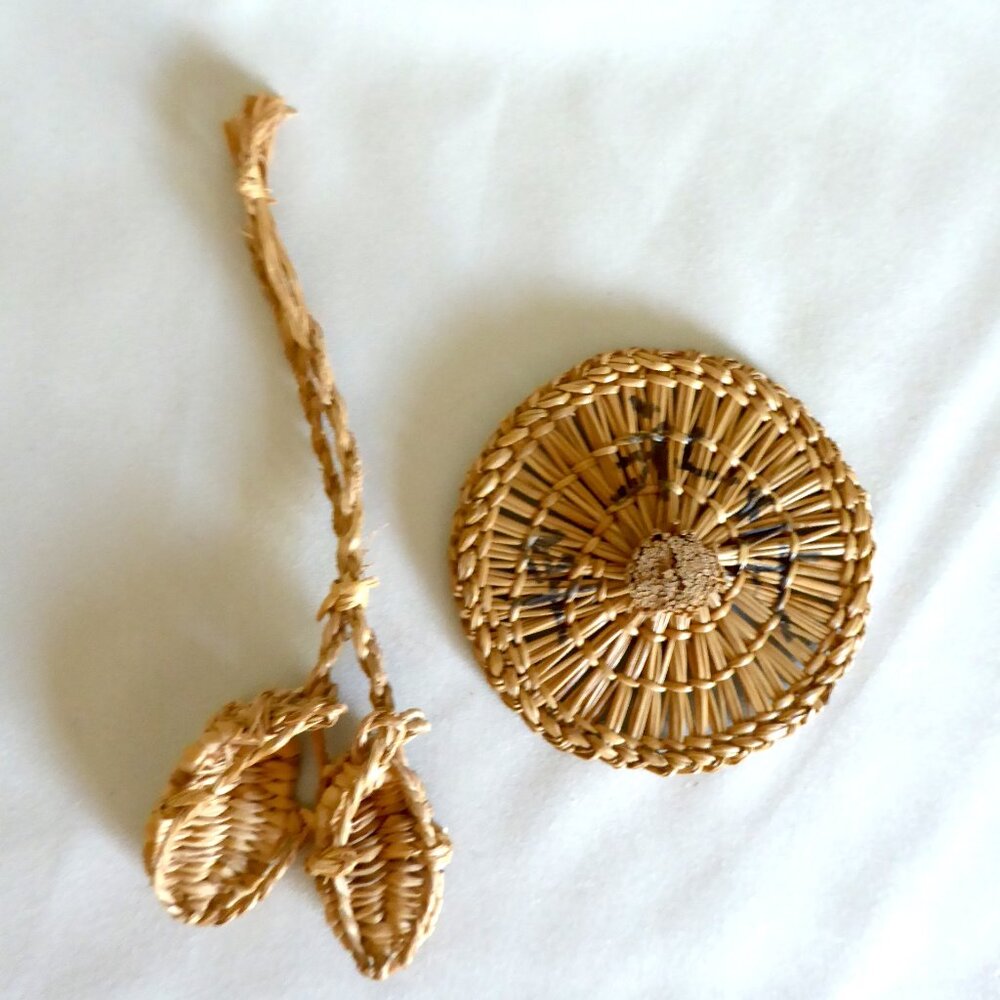 VINTAGE TRADITIONAL JAPAN MINIATURE CAPE HAT SHOES HAND CRAFTED WEAVED ORNAMENTS - Picture 10 of 14